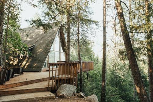 Lakehead Casa | Shasta A Frame Cabin with a View