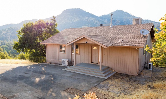 Bella Vista Casa | Shasta Lake Beautiful House w/ Hot Tub, BBQ, Ping Pong & Foosball Table