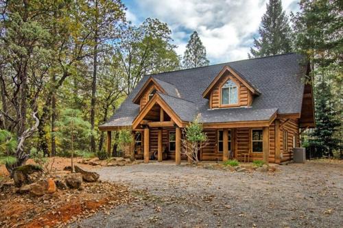 Lakehead Casa | Shasta Lake Luxury Log Cabin: Hot tub & Pool