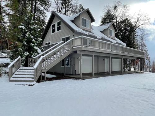 Dogwood Mountain Casa | Shaver Lake, 4 BDR HOT TUB Misty Mountain Retreat
