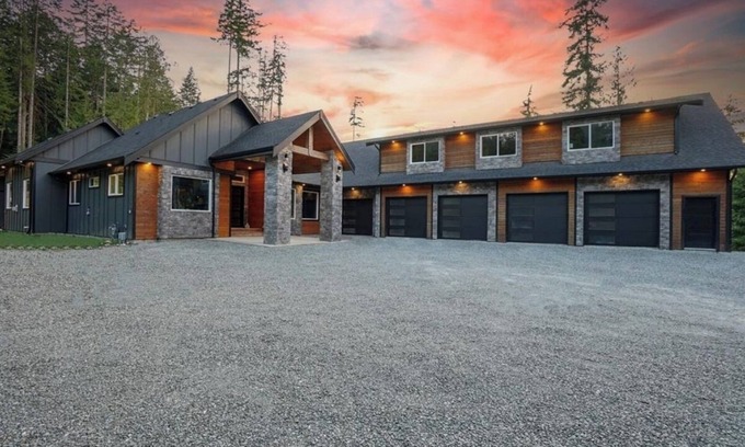 Shawnigan Lake Casa | Shawnigan Lake Retreat with Theatre