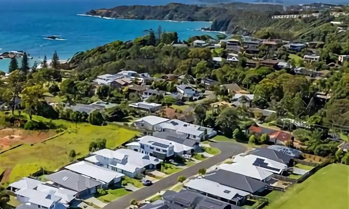 Korora Apartamento | Shearwater is a spacious 3-bedroom townhouse located just an easy 280m stroll from the beach