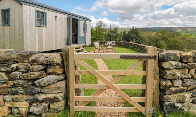Chop Gate Cabaña | SHEEP COTE SHEPHERDS HUT, romantic, with a garden in Stokesley