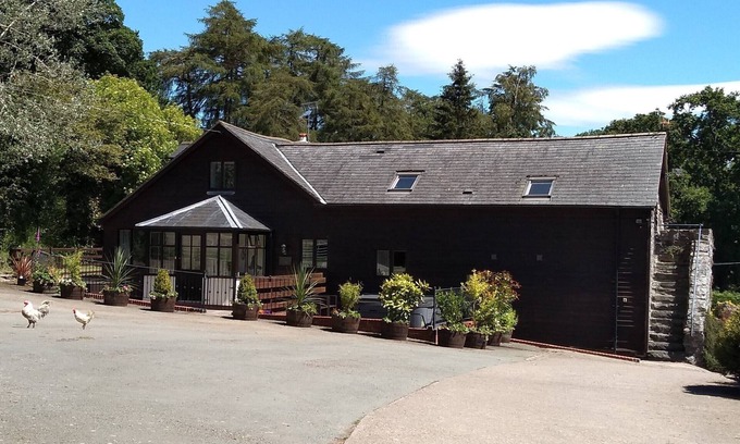 Llanfyllin Cabaña | Sheep Dip Cottage - 5* Cyfie Farm, with hot tub and log burner