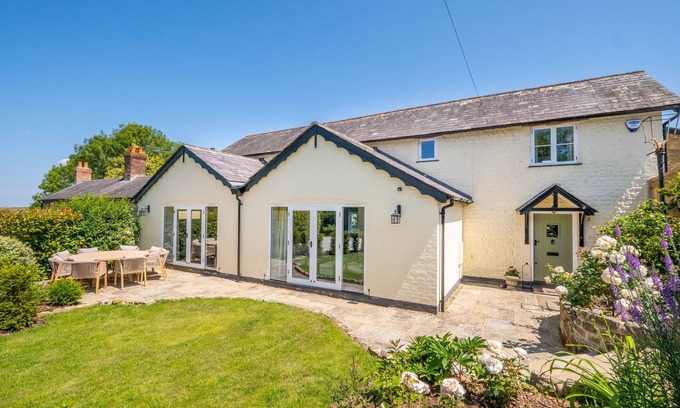 Byworth Cabaña | Sheepdown by inspirestays.com - a cottage that sleeps 8 guests in 4 bedrooms
