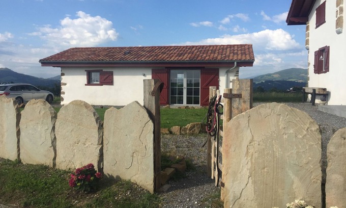 Ayherre Casa | Sheepfold facing the Pyrenees