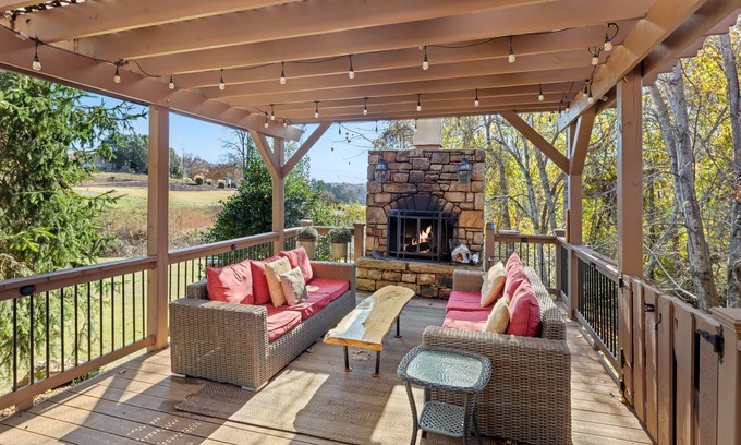 Lake Lure Cabina | Sheepnose Valley - On Golf Course at Rumbling Bald Resort - Mr Lake Lure Vacation Rentals