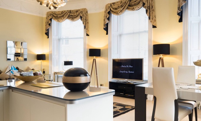 Central Aberdeen Apartamento | "Sheer Luxe" King Size Deluxe Apartment (Sleeps up to 4)