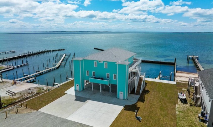 Harkers Island Condominio | Shell Point- Sound Front Condo with Boat Slip Access