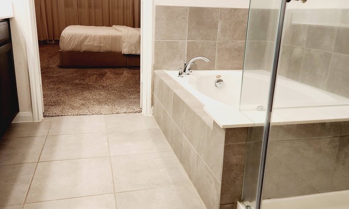 Missouri City Casa | Shella Entire Modern Home near movies, shopping and fun activities.