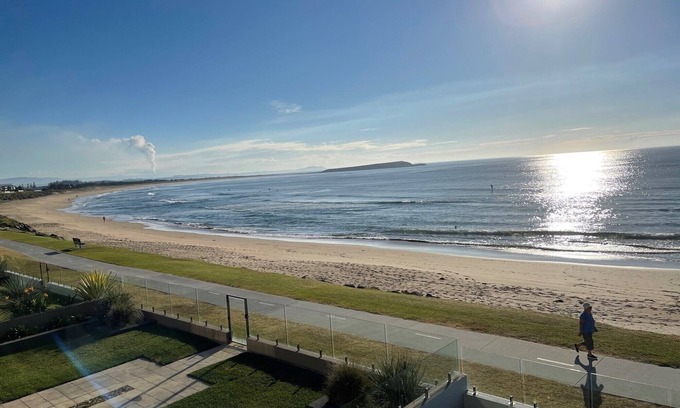 Warilla Casa | Shellharbour Waves - Amazing Beach Front Views