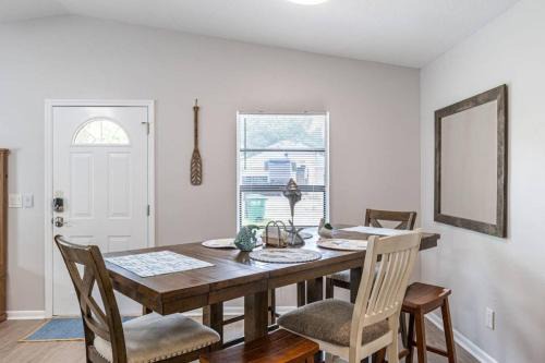 Forest Hills Casa | Shells of Paradise a Cozy, Pet-Friendly Tampa Home with Heated & Screened Pool 4 miles to Adventure Island and Busch Garden
