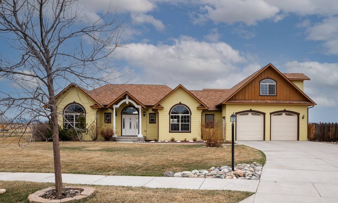 Four Corners Casa | Shelter Grove-30 day rental or longer in the Four Corner area with a hot tub!