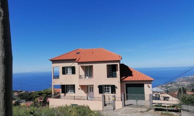 Tabua Cabaña | Shelter on the Hill.