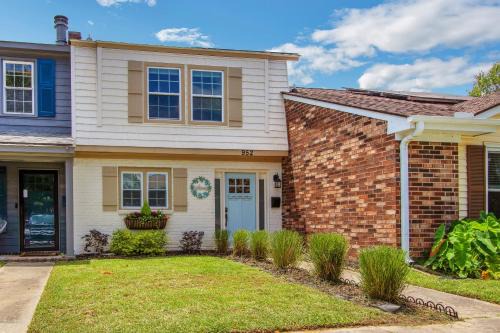 Mount Pleasant Casa | Shem Creek Retreat by AvantStay 10 Mins to Downtown Charleston Yard Patio