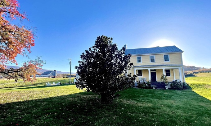 Edinburg Otro | Shenandoah Farmhouse on the River with Sweeping Mountain Views. Pet Friendly.