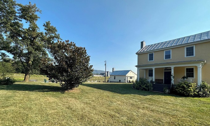 Edinburg Otro | Shenandoah Farmhouse on the River with Sweeping Mountain Views. Pet Friendly.