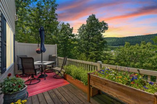 Massanutten Casa | Shenandoah Paradice - 6 Person Hottub, Mountain View, EV Station, Arcade, Modern Minimalist Design, Walk to Ski