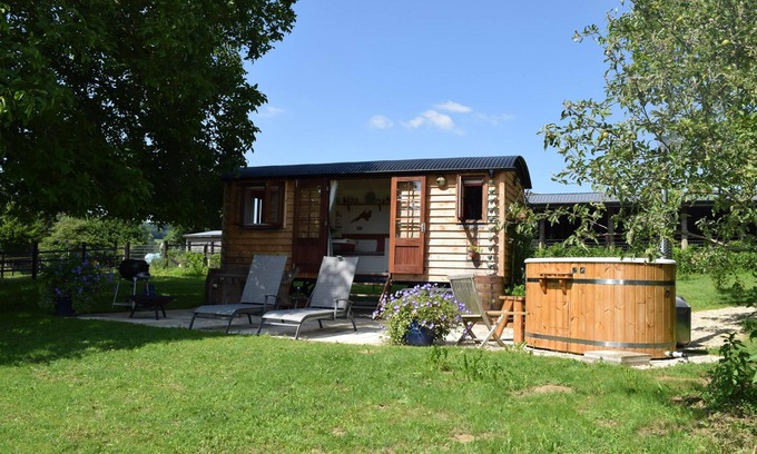 Stroud Cabina | Shephards Hut with Hot Tub in the Cotswolds