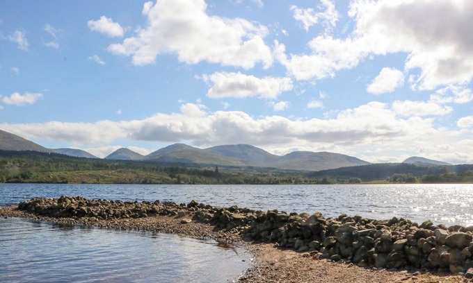 Invergarry Cabaña | SHEPHERD’S COTTAGE, pet friendly, with open fire in Fort Augustus