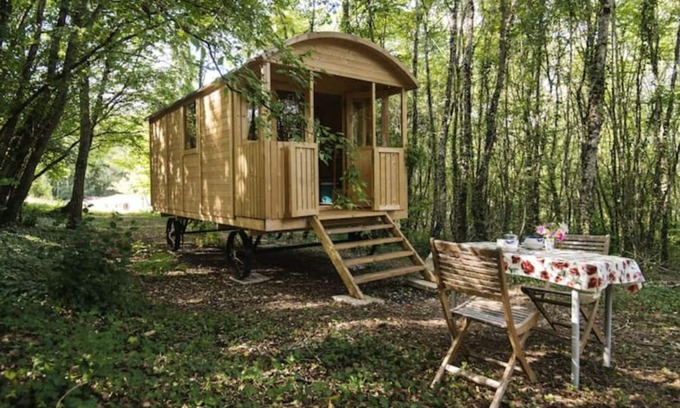 Sougeres-en-Puisaye Cabaña | Shepherds hut in a green setting near Guèdelon.