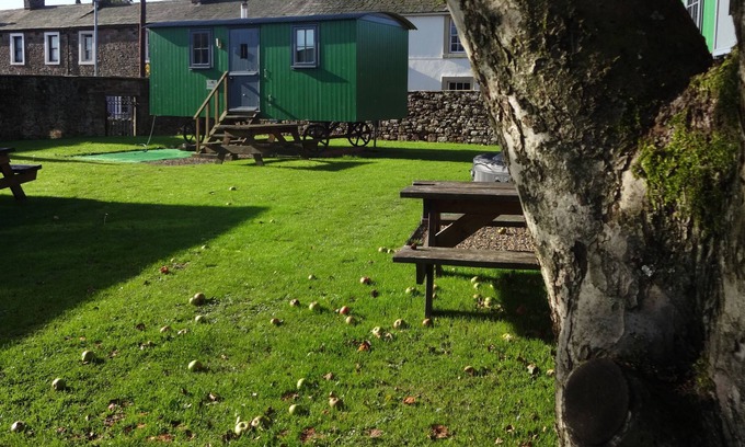 Wigton Cabaña | Shepherds hut with hot tub and pet friendly, close to the beach and Hadrian's wall.