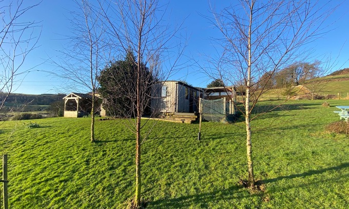 Newbridge Cabina | Shepherds Hut-1 Bed-Hot Tub -views
