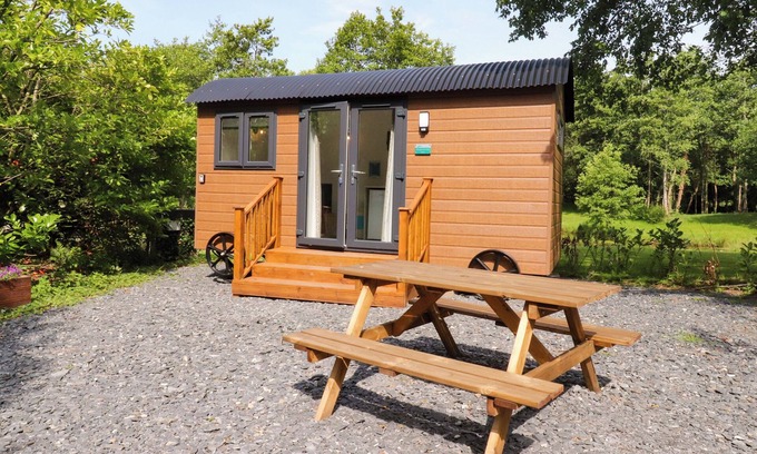 Knott End-on-Sea Cabaña | SHEPHERDS HUT 1, romantic, country holiday cottage in Garstang