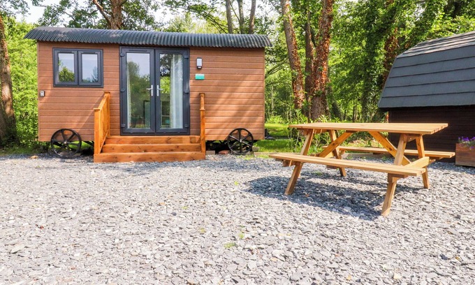 Knott End-on-Sea Cabaña | SHEPHERDS HUT 2, romantic, country holiday cottage in Garstang