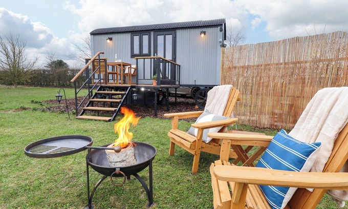Aubourn Cabaña | SHEPHERDS HUT - ASH, pet friendly, with hot tub in Lincoln