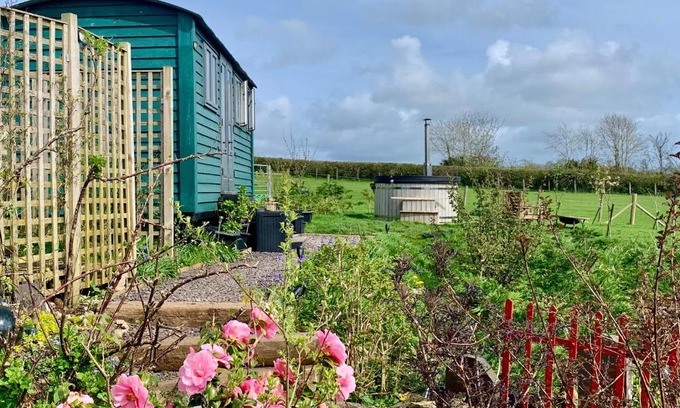 Llanfairpwllgwyngyll Casa | Shepherds Hut with Hot Tub North Wales Anglesey