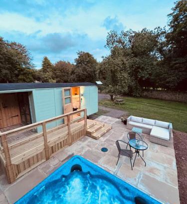 Milford Haven Casa | Shepherds Hut with Hot Tub