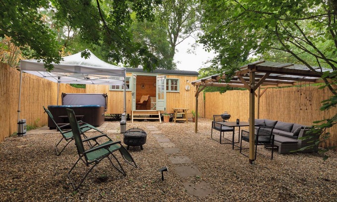 Maidstone Cabina | Shepherds Hut With Hot Tub. Pet-friendly. Own Private Garden Area