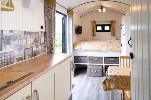 St Wenn Otro | Shepherds hut with hot tub