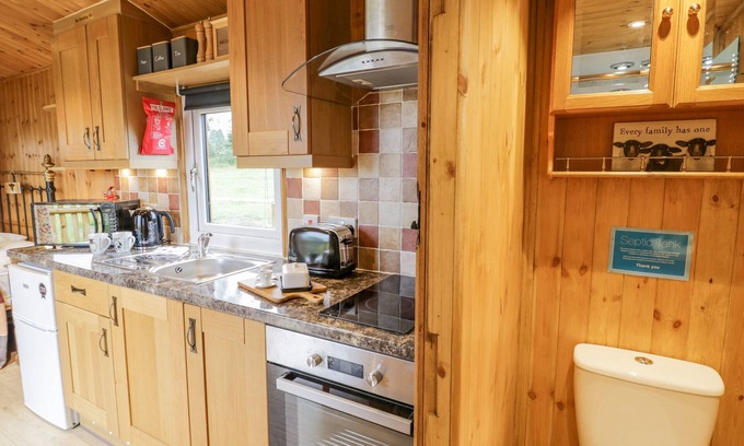 Farlow Cabaña | SHEPHERDS RETREAT, pet friendly, with a garden in Cleobury Mortimer