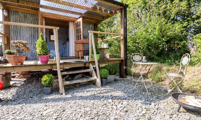 Brazzacott Cabaña | SHEPHERDS RETREAT, romantic, with hot tub in Crackington Haven