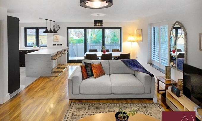 Elmbridge Casa | Shepperton - Driveway, Patio, Pets Welcome