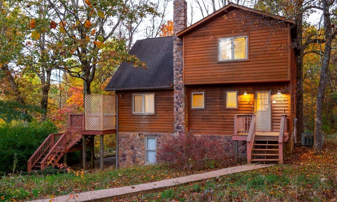 Montebello Cabina | Sherando Cabin--hot tub, kitchen, fireplace