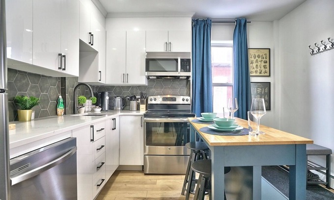 Sherbrooke Apartamento | Sherby LUX: Central, Parking, Renovated, Sleeps 6
