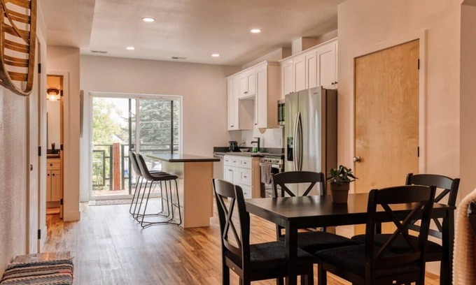 Sheridan Apartamento | Sheridan Getaway: Chic 3BR Suite, Prime Location