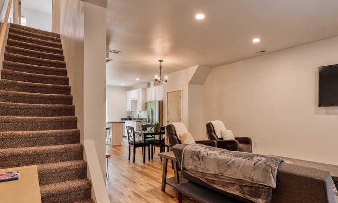 Sheridan Apartamento | Sheridan Sanctuary: Chic 3BR Suite, Prime Location