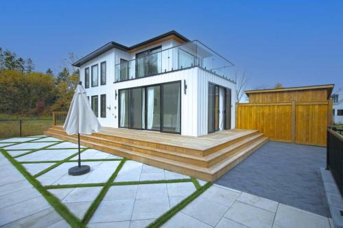 Sherkston Casa | Sherkston Bliss - Hot Tub Soaks & Backyard BBQ Fun