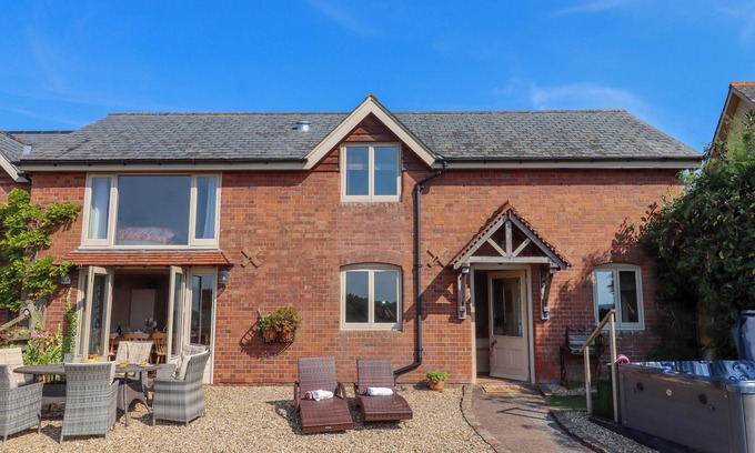 Westcott Cabaña | SHERWAY COACH HOUSE, family friendly, with hot tub in Bradninch
