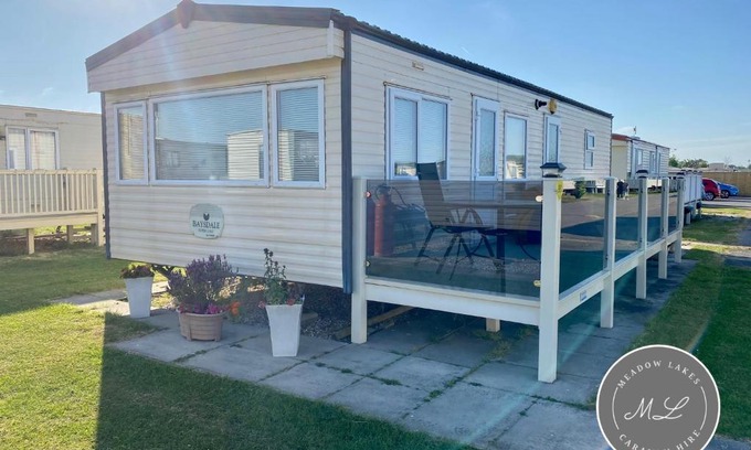 Chapel Saint Leonards Apartamento | Sherwood 307 - Golden Palm, ramped veranda, central heating, bed linen, WiFi - Meadow Lakes Caravan & Lodge Hire