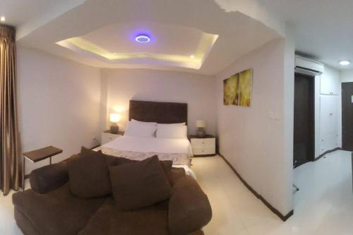 Malabanias Apartamento | Sheryll Escapes - 218 La Grande, modern studio with hotel amenities!