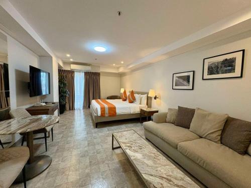 Malabanias Apartamento | Sheryll Escapes - La Grande Phase 2, Grand Studio 708 on 7th floor with Balcony, Wifi & Netflix