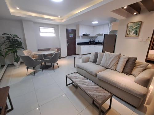 Malabanias Apartamento | Sheryll Escapes - La Grande1 BR 304 with balcony, Netflix & WiFi