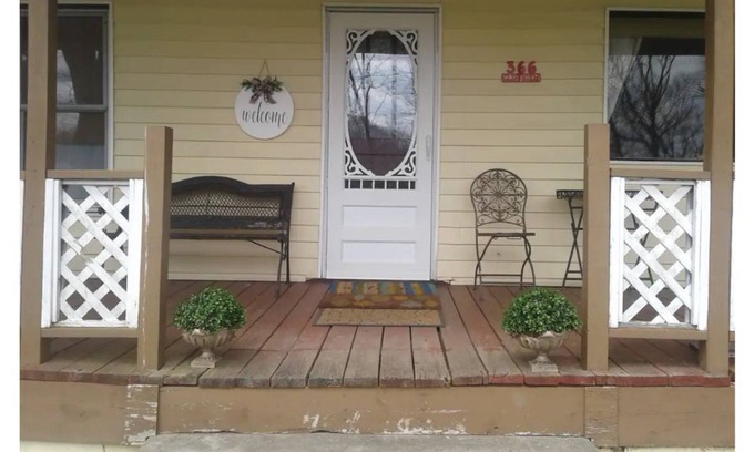 Wolfe Cabaña | Shinbrier Cottages guest house lodging in Bramwell