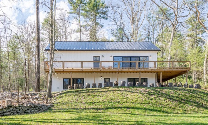 Sparrow Bush Apartamento | Modern Home w/ Creek Views near the Delaware River
