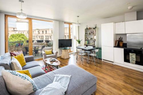 Notting Dale Apartamento | Shiny & Comfy stay with Underground links nearby!